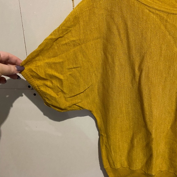 Mustard yellow short sleeve top - Picture 3 of 4